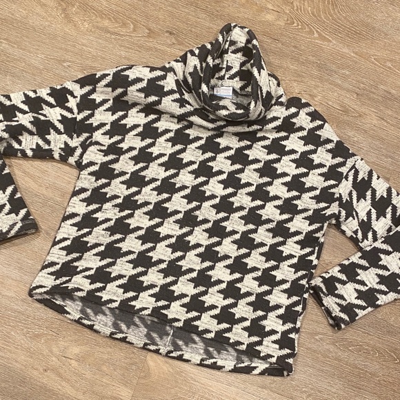 🚨 Columbia Black and White Patterned Turtleneck Sweater - Picture 4 of 5